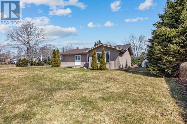 118 Maple Avenue, House detached with 3 bedrooms, 2 bathrooms and null parking in Charlottetown PE | Image 2