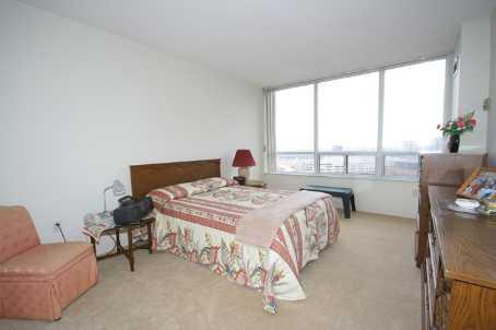 1004 - 24 Hanover Rd, Condo with 2 bedrooms, 2 bathrooms and 1 parking in Brampton ON | Image 7