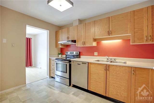 152 Presland Road, Townhouse with 3 bedrooms, 2 bathrooms and 3 parking in Ottawa ON | Image 9