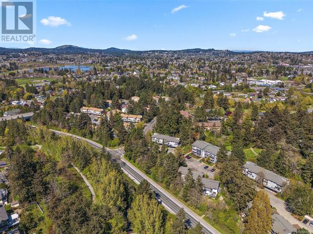 560 Carnation Pl, Condo with 2 bedrooms, 1 bathrooms and 1 parking in Saanich BC | Image 23