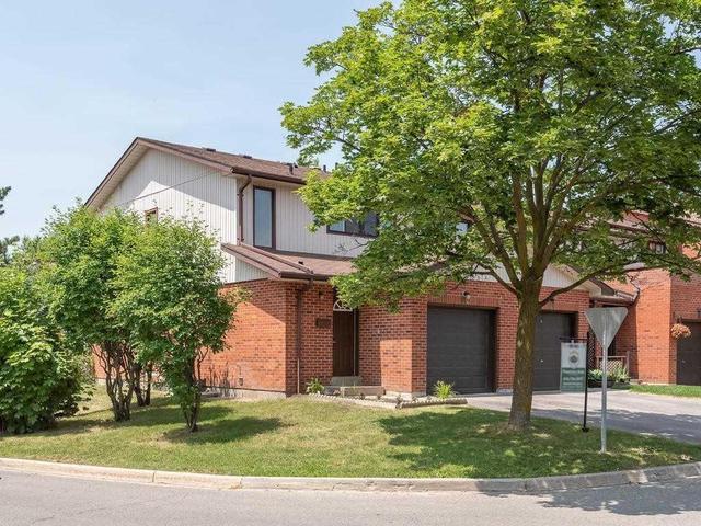 62 Dawson Cres, Townhouse with 3 bedrooms, 3 bathrooms and 1 parking in Brampton ON | Image 1