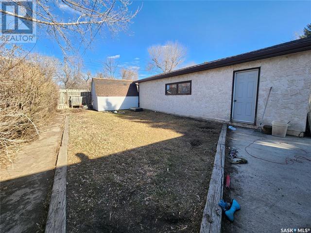 214 Government Road S, House detached with 2 bedrooms, 2 bathrooms and null parking in Weyburn SK | Image 27