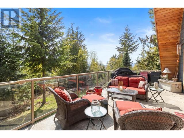 7456 Anglemont Way, House detached with 2 bedrooms, 2 bathrooms and 6 parking in Columbia Shuswap F BC | Image 23