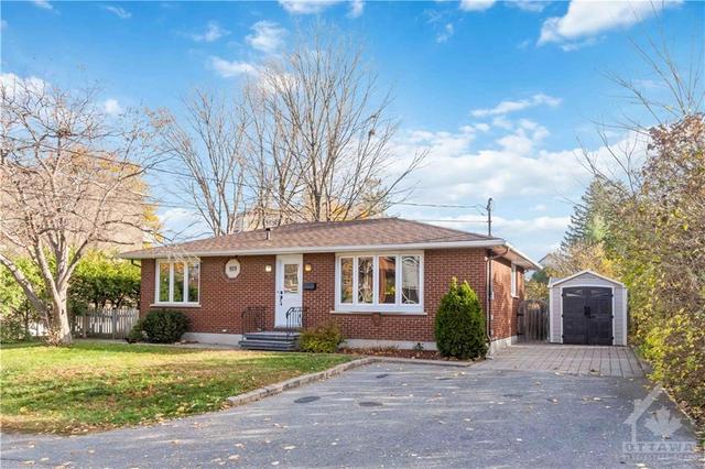 819 Vick Avenue, House detached with 2 bedrooms, 1 bathrooms and 4 parking in Ottawa ON | Image 3