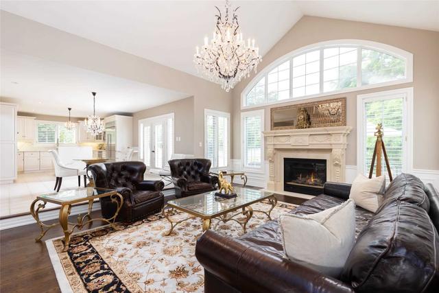 956 Halsham Crt, House detached with 4 bedrooms, 3 bathrooms and 8 parking in Mississauga ON | Image 2