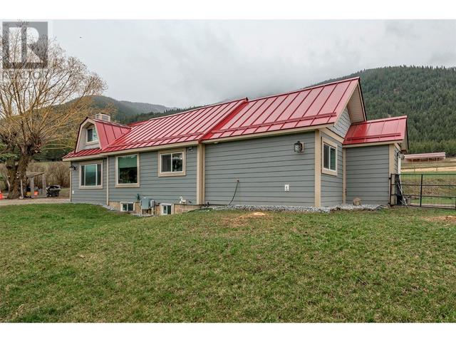 6449 97 Highway, House detached with 3 bedrooms, 2 bathrooms and null parking in Columbia Shuswap D BC | Image 2