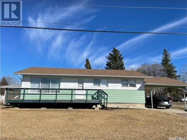 901 96th Avenue W, House detached with 3 bedrooms, 2 bathrooms and null parking in Tisdale SK | Image 1