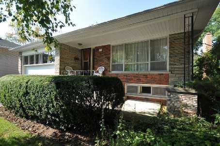 3 Ashmount Cres, House detached with 3 bedrooms, 2 bathrooms and 4 parking in Toronto ON | Image 1