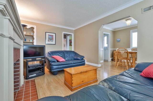 594 Broadway Ave, House detached with 2 bedrooms, 1 bathrooms and 2 parking in Toronto ON | Image 4