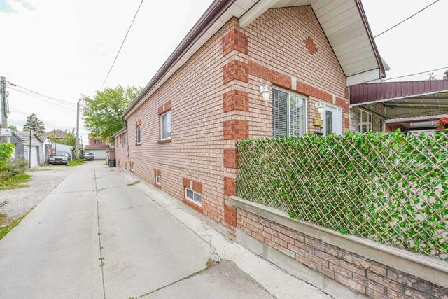 1 Amherst Ave, House detached with 3 bedrooms, 2 bathrooms and 4 parking in Toronto ON | Image 6