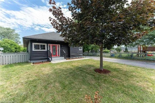 25 Meadowvale Dr, House detached with 3 bedrooms, 2 bathrooms and 10 parking in St. Catharines ON | Image 5