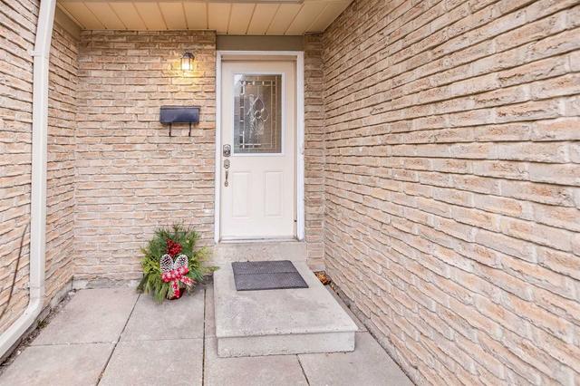 132 Ashton Cres, Townhouse with 3 bedrooms, 2 bathrooms and 2 parking in Brampton ON | Image 12