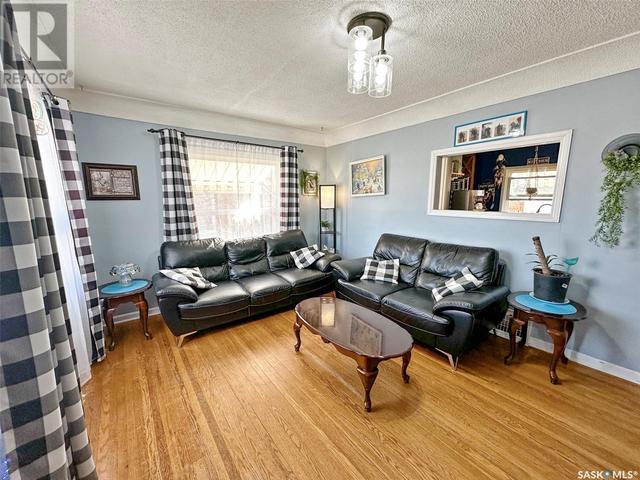 568 Central Avenue N, House detached with 3 bedrooms, 2 bathrooms and null parking in Swift Current SK | Image 3