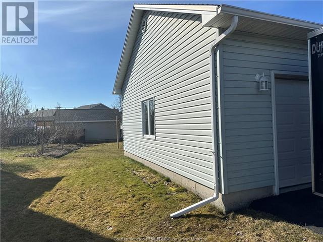 100 Hillary Cres, House detached with 5 bedrooms, 3 bathrooms and null parking in Moncton NB | Image 2