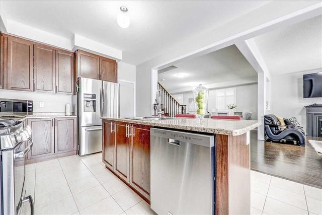 27 Butson Cres, House detached with 5 bedrooms, 5 bathrooms and 4 parking in Clarington ON | Image 6