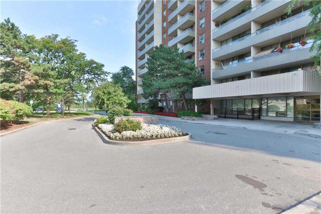 1001 - 1 Four Winds Dr, Condo with 2 bedrooms, 1 bathrooms and 1 parking in Toronto ON | Image 2