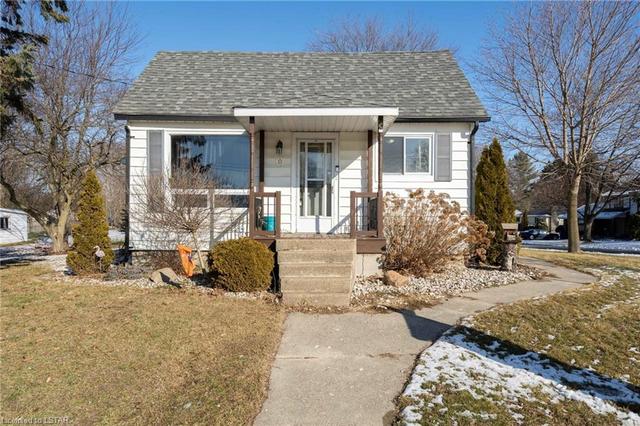 30 Broadway Avenue E, House detached with 3 bedrooms, 1 bathrooms and null parking in Chatham Kent ON | Image 3