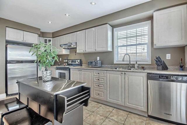 876 Mckay Cres, House attached with 3 bedrooms, 3 bathrooms and 2 parking in Milton ON | Image 8