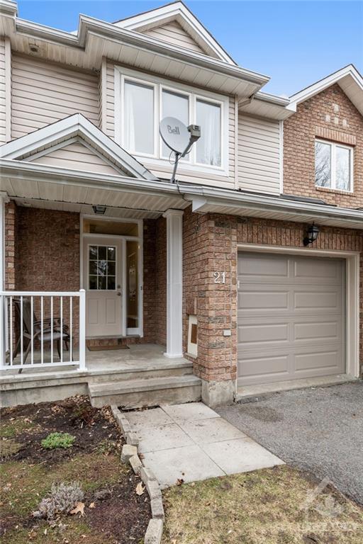 21 Milner Downs Crescent, Townhouse with 3 bedrooms, 3 bathrooms and 3 parking in Ottawa ON | Image 2