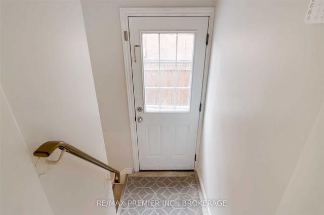 328 Gilbert Ave, House detached with 3 bedrooms, 2 bathrooms and 5 parking in Toronto ON | Image 20