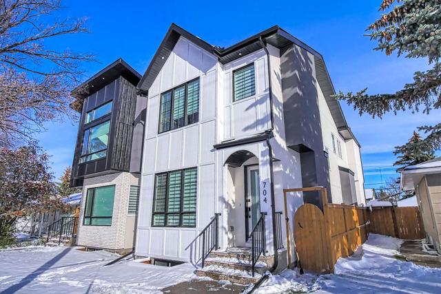 704 37 Street Sw, House detached with 4 bedrooms, 3 bathrooms and 2 parking in Calgary AB | Image 1
