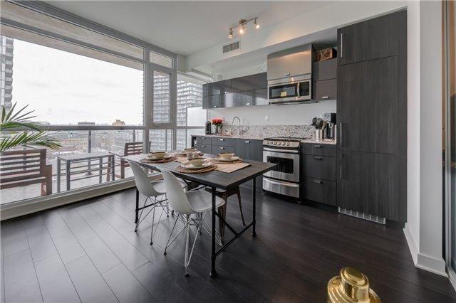 1701 - 290 Adelaide St W, Condo with 2 bedrooms, 1 bathrooms and 1 parking in Toronto ON | Image 6