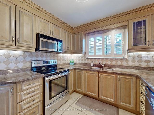 33 Romfield Dr, House detached with 3 bedrooms, 2 bathrooms and 6 parking in Toronto ON | Image 4
