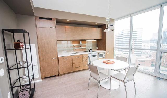 1510 - 45 Charles St E, Condo with 1 bedrooms, 2 bathrooms and 0 parking in Toronto ON | Image 2