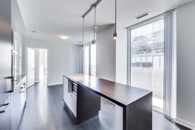 1810 - 100 Harbour St, Condo with 3 bedrooms, 2 bathrooms and 1 parking in Toronto ON | Image 2