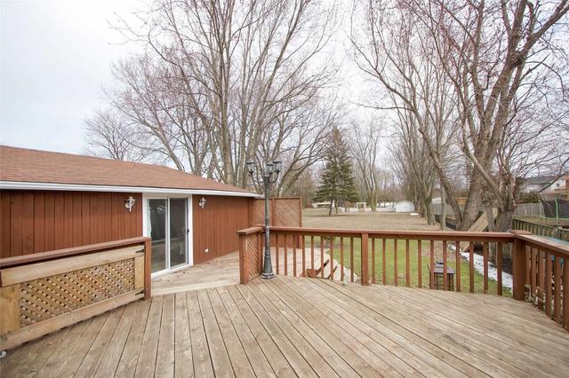 27 Lake Ridge Rd S, House detached with 4 bedrooms, 2 bathrooms and 7 parking in Whitby ON | Image 19