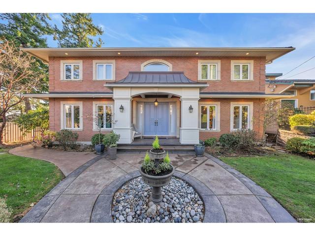 15388 Royal Avenue, House detached with 5 bedrooms, 7 bathrooms and 6 parking in White Rock BC | Card Image