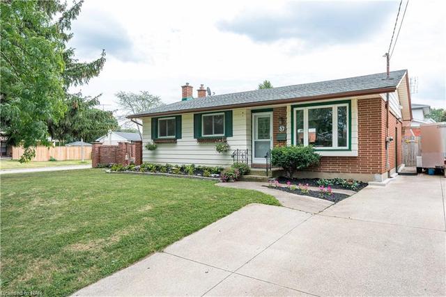 37 Cindy Drive, House detached with 3 bedrooms, 2 bathrooms and 4 parking in St. Catharines ON | Image 1
