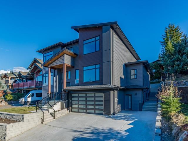 1066 Jay Crescent, House detached with 5 bedrooms, 6 bathrooms and 4 parking in Squamish BC | Card Image