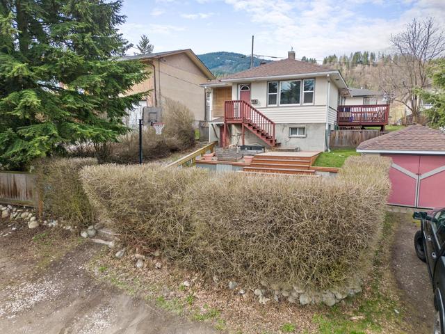 632 10th Avenue, House detached with 3 bedrooms, 2 bathrooms and 6 parking in Castlegar BC | Image 41
