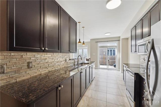 109 Hawkeswood Drive, Townhouse with 3 bedrooms, 3 bathrooms and 3 parking in Ottawa ON | Image 6