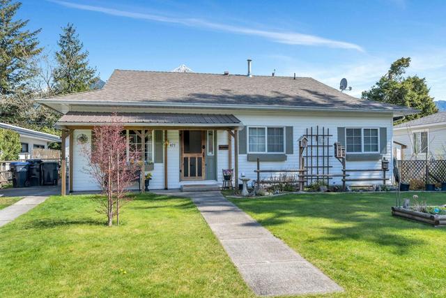 477 3rd Avenue, House detached with 3 bedrooms, 2 bathrooms and null parking in Hope BC | Image 2