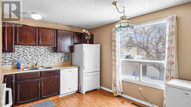 300 Berwick Drive Nw, House detached with 4 bedrooms, 1 bathrooms and 1 parking in Calgary AB | Image 12