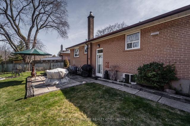 573 Valley Dr, House detached with 3 bedrooms, 2 bathrooms and 5 parking in Oakville ON | Image 29