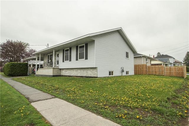 395 13th Street W, House detached with 3 bedrooms, 2 bathrooms and 3 parking in Cornwall ON | Image 2