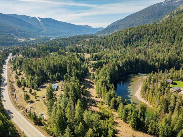 2621 Highway 3a, House detached with 2 bedrooms, 1 bathrooms and null parking in Central Kootenay I BC | Image 18