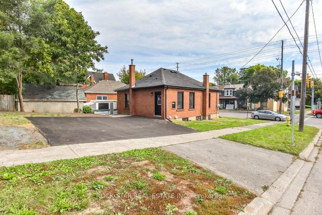 110 Clarence St, House detached with 2 bedrooms, 2 bathrooms and 3 parking in Brantford ON | Image 33