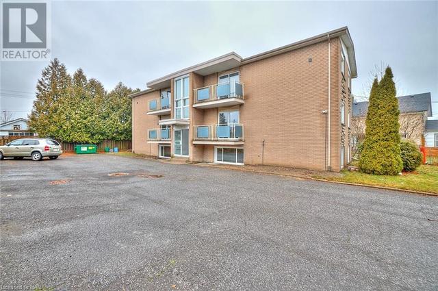 3 - 15 John Street, Condo with 2 bedrooms, 1 bathrooms and 1 parking in St. Catharines ON | Image 2