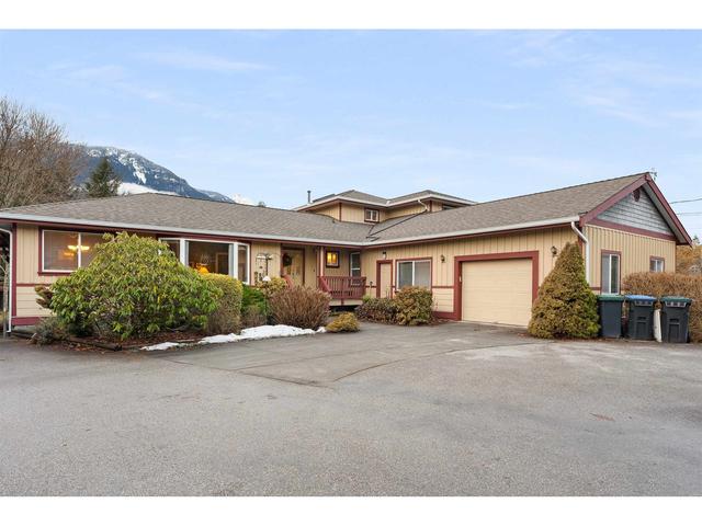 41545 Government Road, House detached with 4 bedrooms, 3 bathrooms and 5 parking in Squamish BC | Card Image