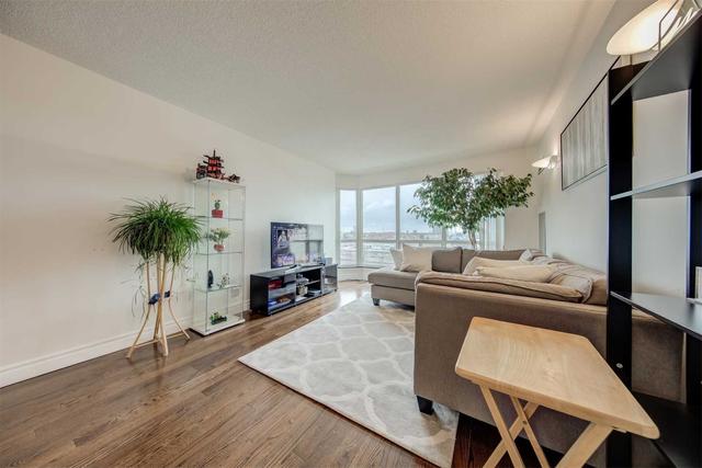 502 - 18 Lee Centre Dr, Condo with 3 bedrooms, 2 bathrooms and 2 parking in Toronto ON | Image 3