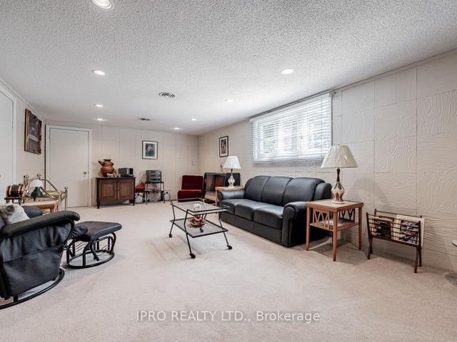 3 Faircrest Circ, House detached with 3 bedrooms, 2 bathrooms and 6 parking in Toronto ON | Image 7
