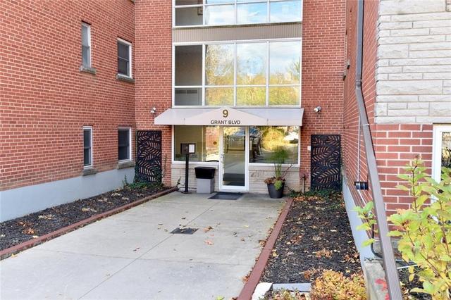 301 - 9 Grant Boulevard, Condo with 2 bedrooms, 1 bathrooms and 1 parking in Hamilton ON | Image 3