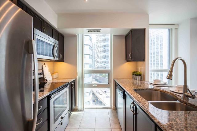 2010 - 19 Grand Trunk Cres, Condo with 2 bedrooms, 2 bathrooms and 1 parking in Toronto ON | Image 5