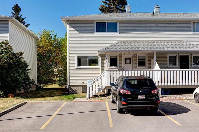 571 Killarney Glen Court Sw, House attached with 3 bedrooms, 1 bathrooms and 1 parking in Calgary AB | Card Image