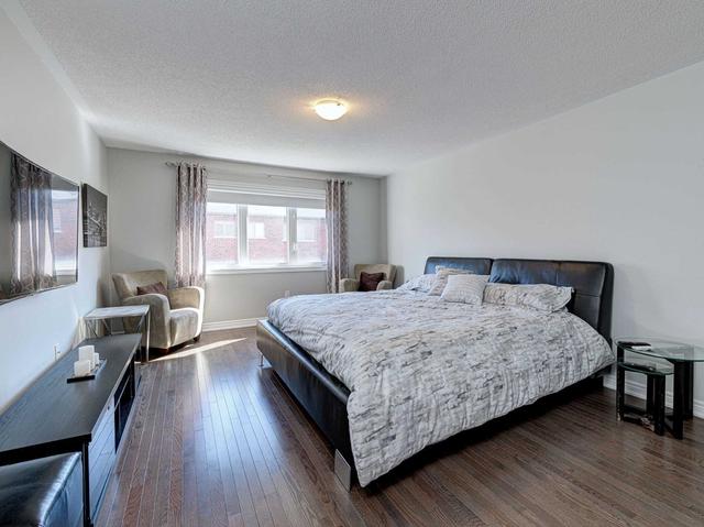 701 Yarfield Cres, House semidetached with 3 bedrooms, 3 bathrooms and 1.5 parking in Newmarket ON | Image 7