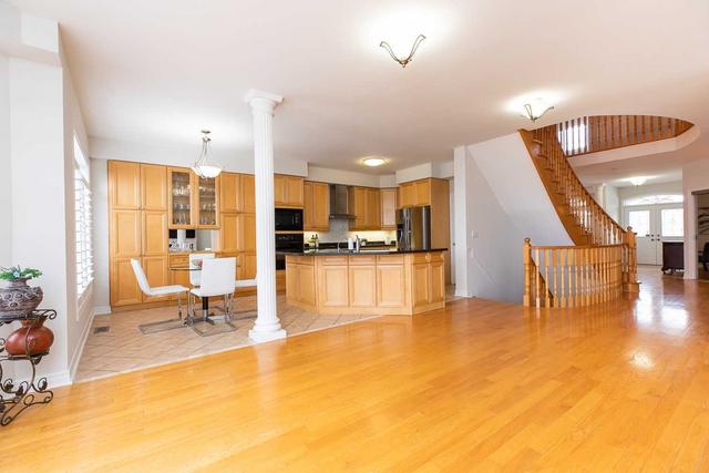 6723 Baby Gran Crt, House detached with 5 bedrooms, 5 bathrooms and 6 parking in Mississauga ON | Image 3
